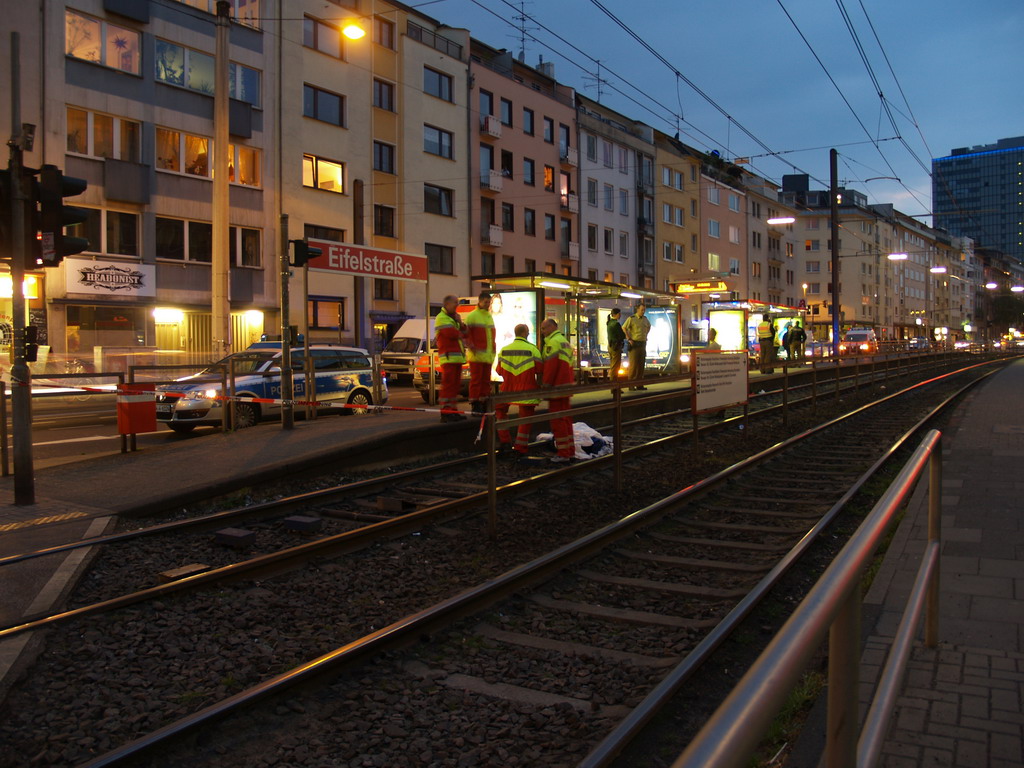 Person unter KVB Bahn Koeln Eifelstr P03.JPG